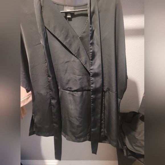 Macy's Brand: Black Plus Size 2X Top! Silk Material - Picture 2 of 3
